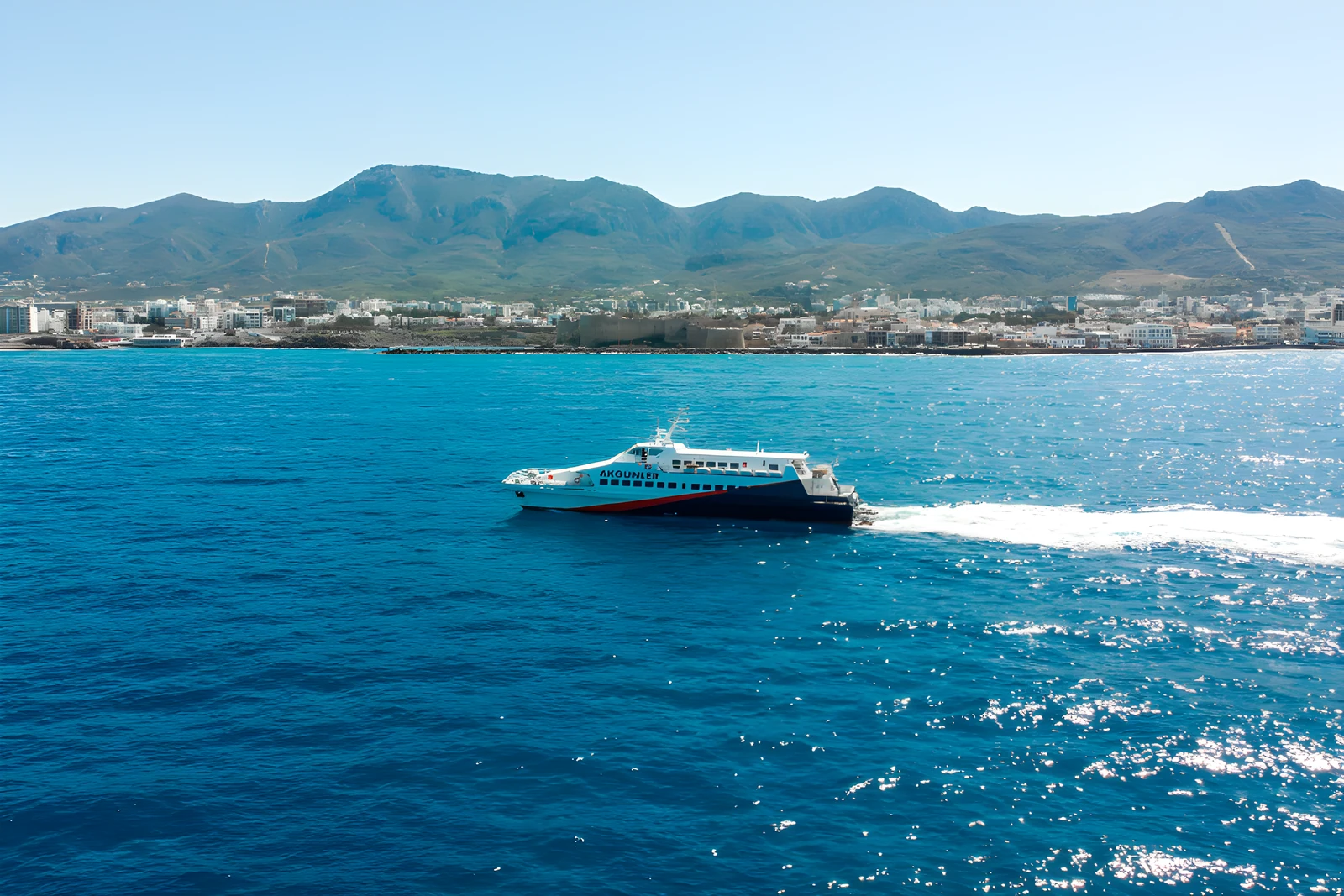 Girne kıyısı önünde seyreden deniz otobüsü