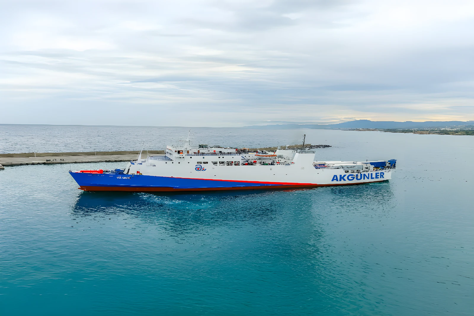 Via Mare feribotu limana yaklaşırken